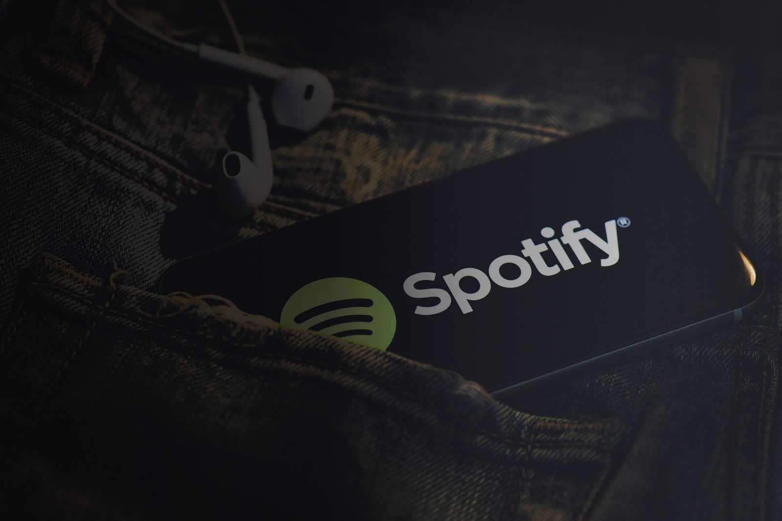 Suena donde tu cliente <em>tiene el volumen alto.</em>